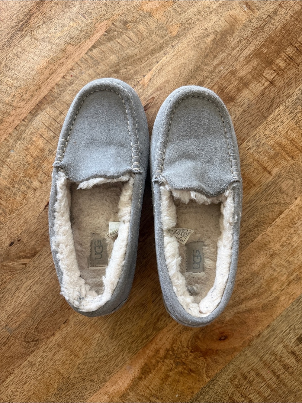 UGG Womens Light Gray Shearling Lined Slip-On Slippers